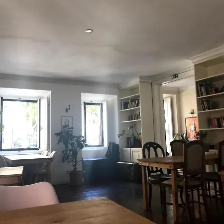 Oasis Backpackers' Cowork & Coliving Хостел *