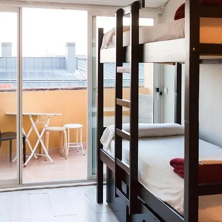 אכסניה Oasis Backpackers' Cowork & Coliving