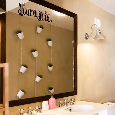 Oasis Backpackers' Cowork & Coliving אכסניה